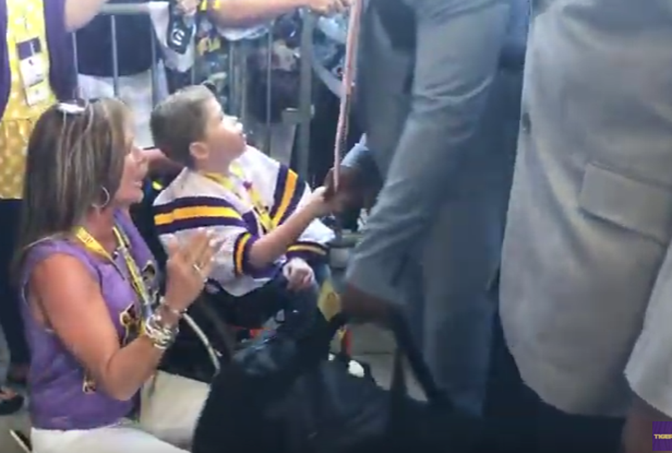 9-Year-Old With Spina Bifida Hangs With LSU Tigers [Video]