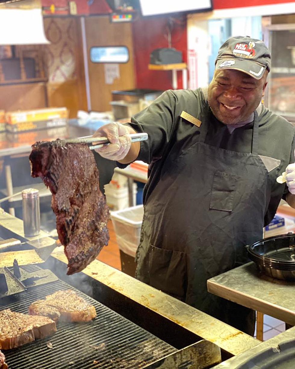 5&#8217;2 Woman Eats 72oz Steak and Fixings, Wins Dinner &#038; T-Shirt [VIDEO]