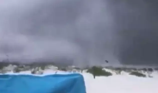 Water Spout Hits Beach Near Destin, Florida [VIDEO]