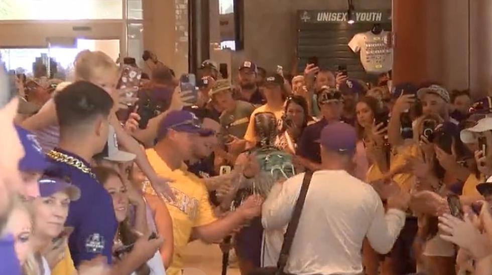 Massive Crowd Shows Up at LSU Team Hotel Prior to Championship Game [VIDEO]