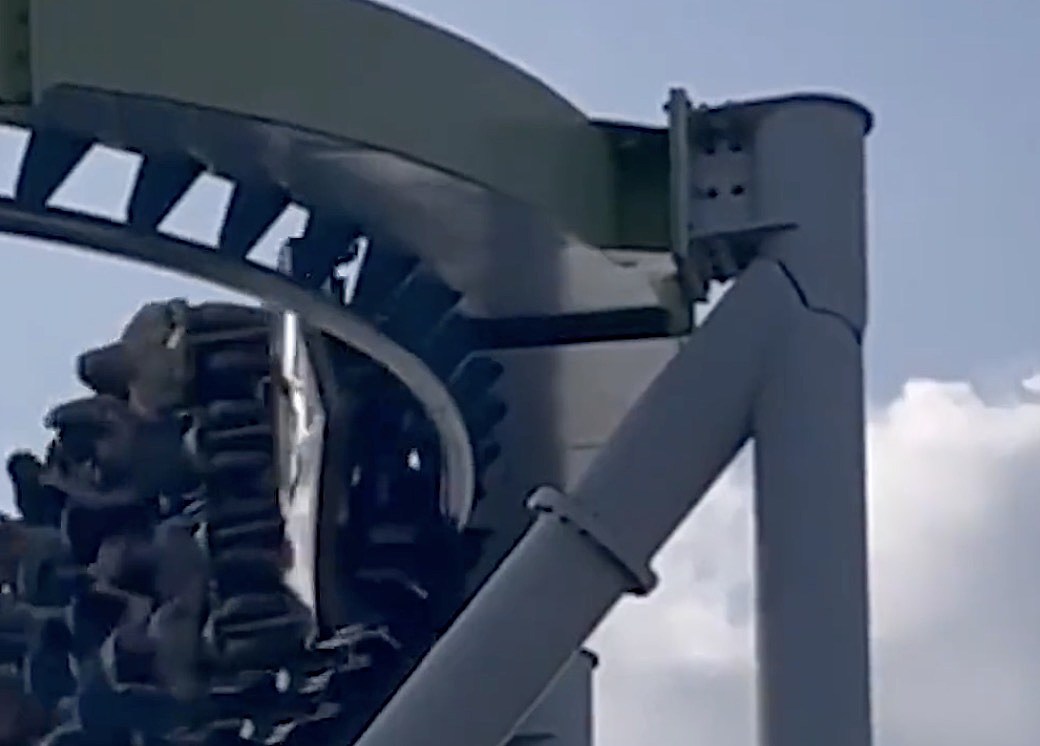 Visitor Spots Crack on Roller Coaster at Amusement Park VIDEO
