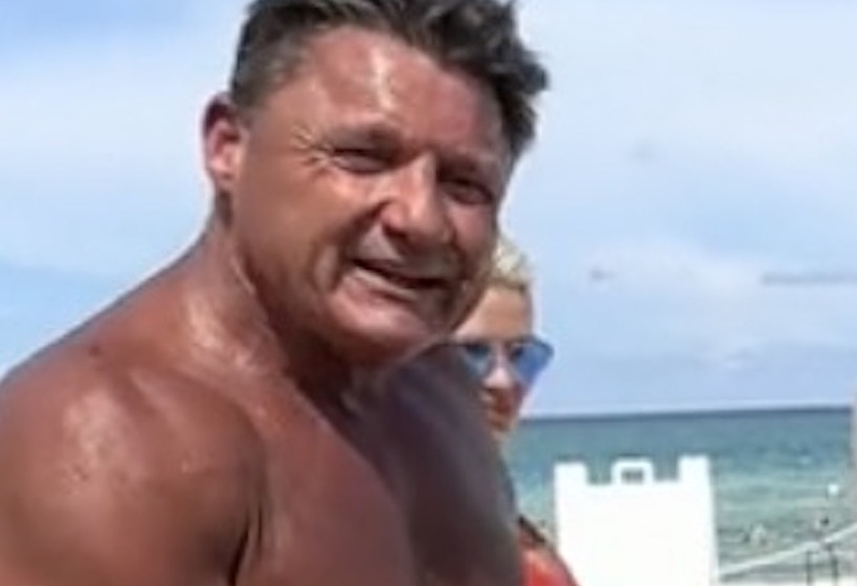 Coach Ed Orgeron Goes Viral After Chatting With Ladies in Bikinis(03)
