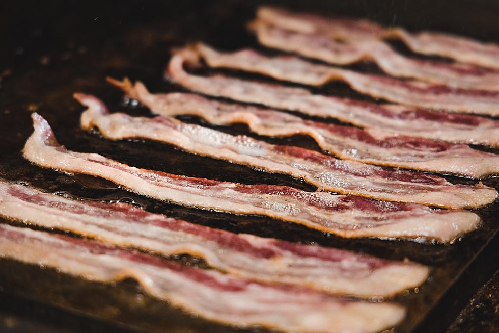 How to Prevent Grease From Splattering While Cooking Bacon