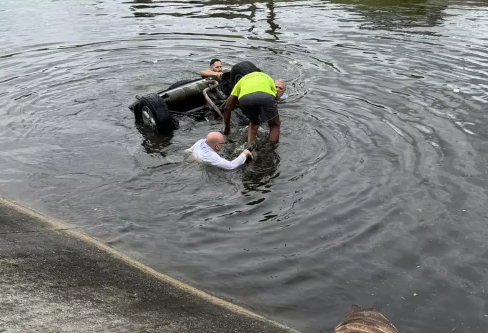 Good Samaritans in Louisiana Jump in Water to Rescue People in Vehicle