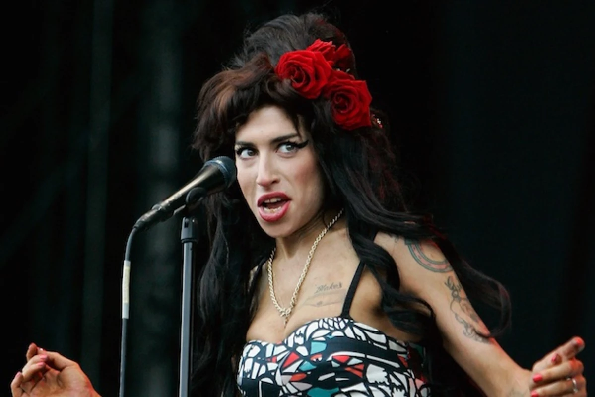 Amy Winehouse Dead: Classic Rockers React on Twitter