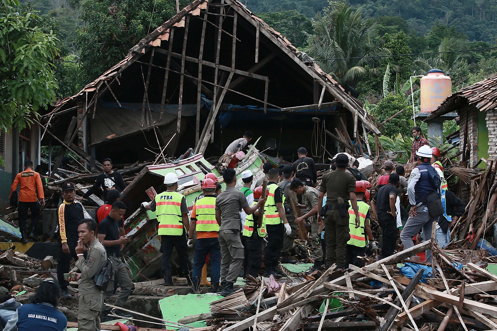 https://townsquare.media/site/295/files/2011/08/Indonesian-Tsunami-Ferdi-Awed.jpg