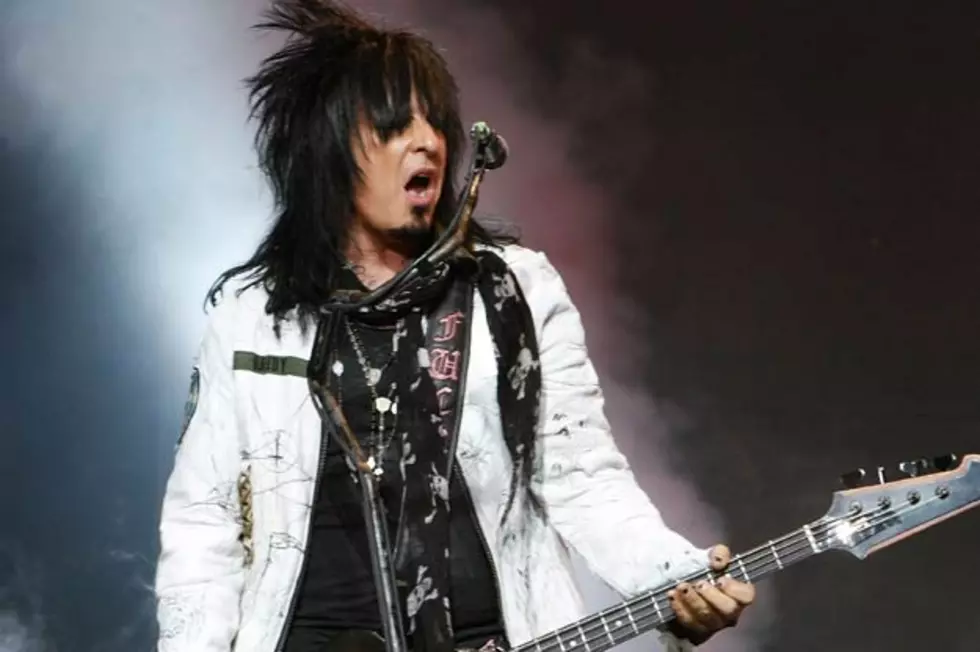 Motley Crue&#8217;s Nikki Sixx Dives Into Crowd To Confront Fan Filming Show