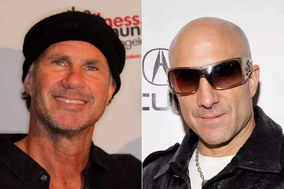 Chickenfoot&#8217;s Chad Smith Hands Drumsticks Over to Kenny Aronoff