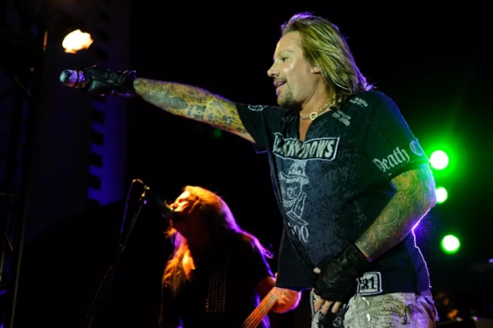 Motley Crue’s Vince Neil Plays With Tribute Band at Toronto Stop