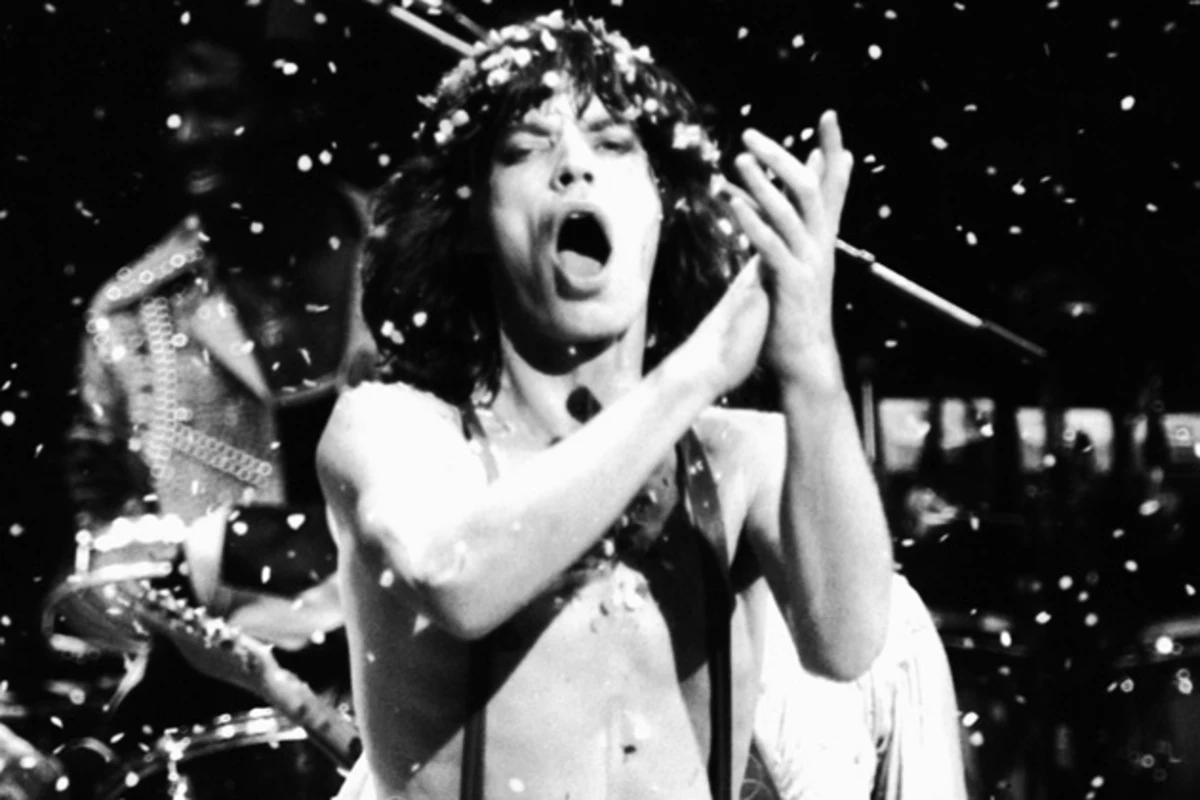 Rolling stones song stoned. Мик Джаггер в молодости на сцене. Мик Джаггер молодой на сцене. Mick Jagger Happy Birthday. Мик Джаггер прыгает.