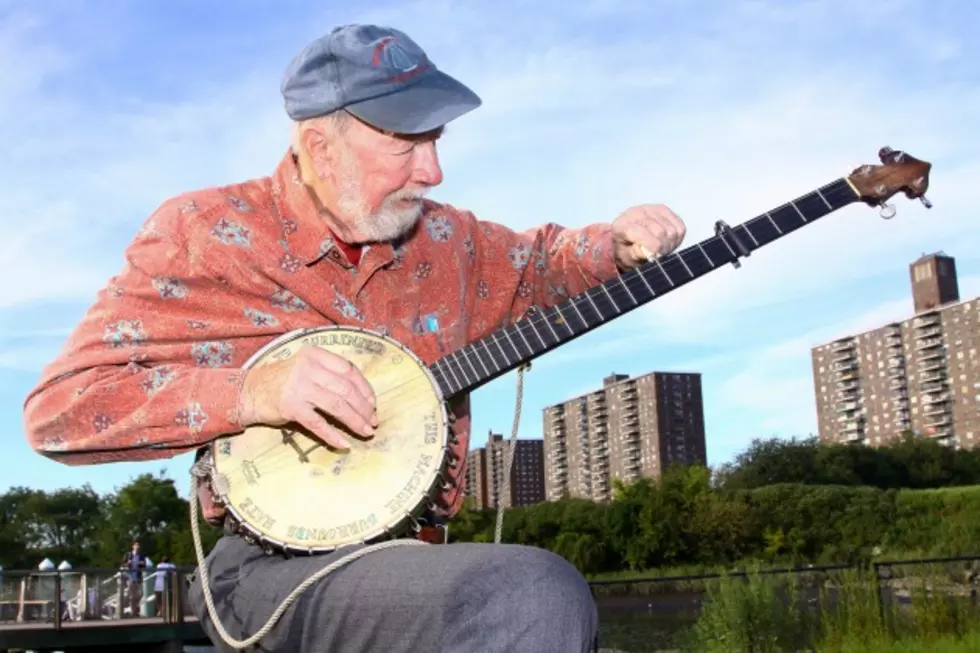 Legendary Folk Singer Pete Seeger Dies at 94 [Video]