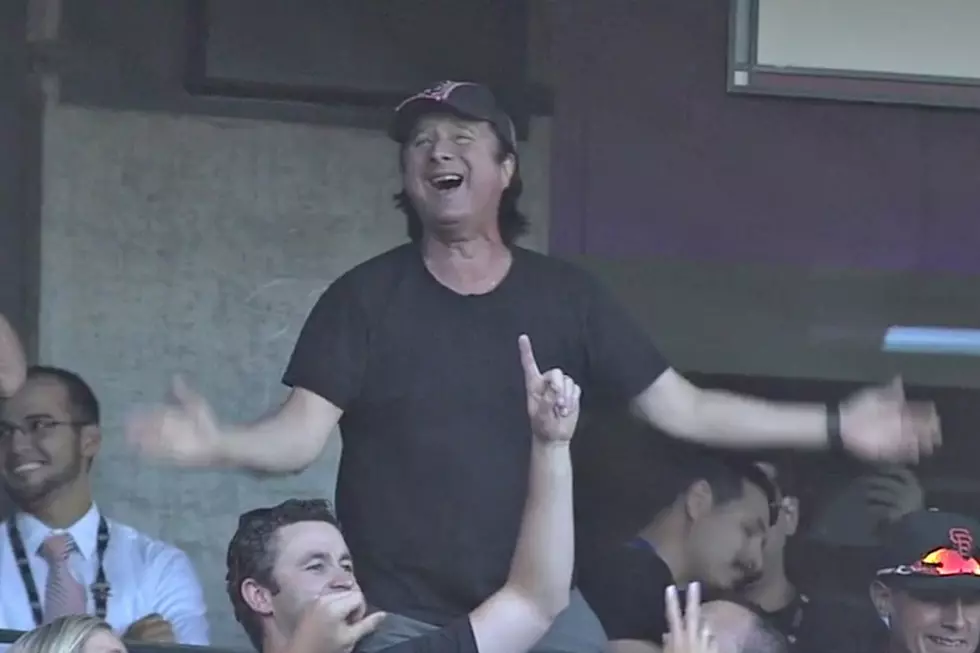 Steve Perry Leads the Crowd Through ‘Don’t Stop Believin” During San Francisco Giants Playoff Game