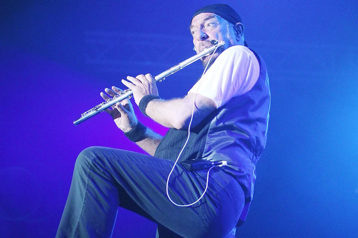 Ian Anderson shoulders his flute during Jethro Tull concert last night –  All Items – Digital Archive : Toronto Public Library