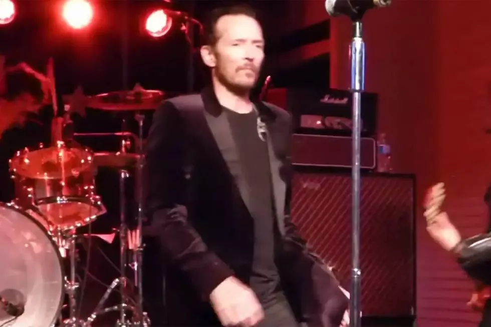 Watch a Bizarre Scott Weiland Performance of Stone Temple Pilots' 'Vasoline'