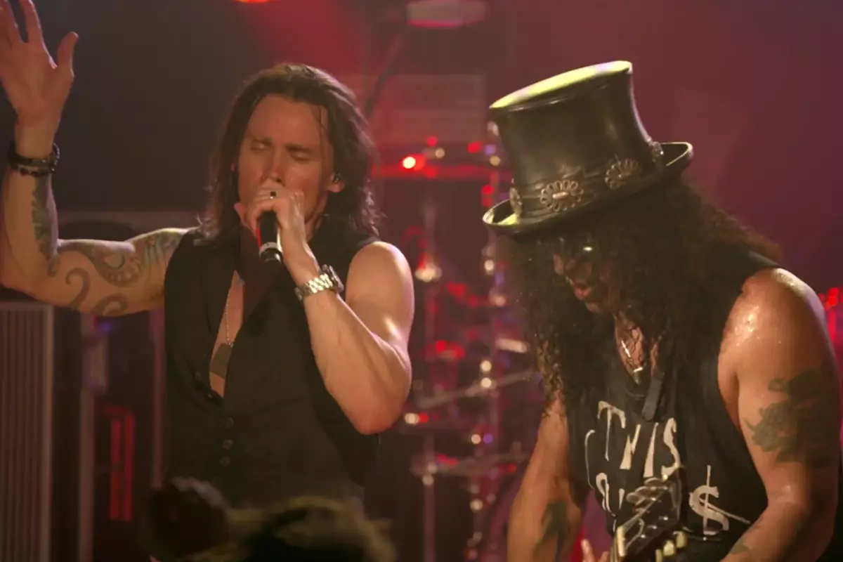 Watch Slash Perform 'World on Fire' From Upcoming 'Live at the Roxy'