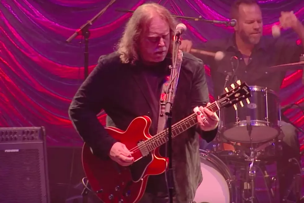 Watch Warren Haynes Cover Fleetwood Mac's 'Gold Dust Woman'