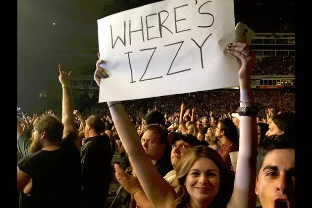 Guns N&#8217; Roses Deny Destroying Fan&#8217;s &#8216;Where&#8217;s Izzy?&#8217; Sign