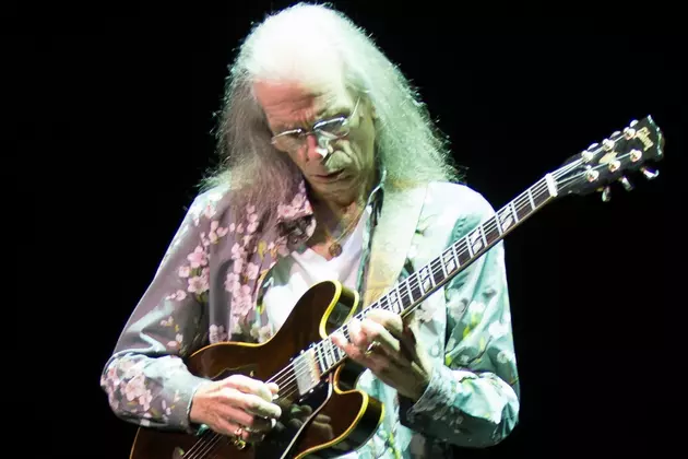 Steve Howe &#8216;Can&#8217;t Predict&#8217; Whether Yes Will Reunite With Former Members at Rock Hall Induction