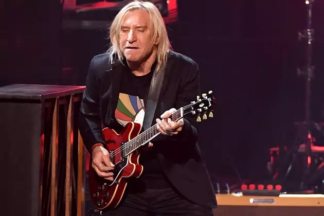 Joe Walsh Joins Chuck Berry Tribute at 2017 ACM Awards