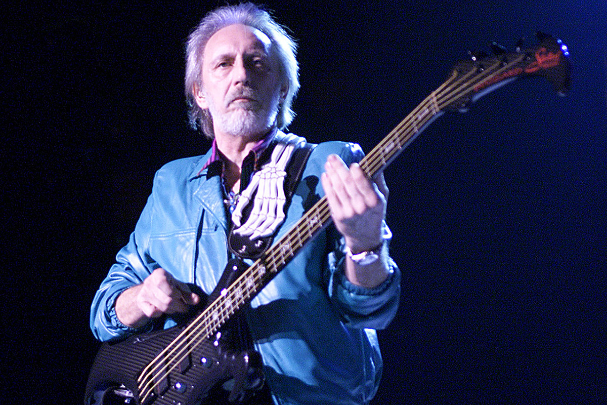 Просто басс. John Entwistle. Джон Энтвистл the who. John Entwistle 2002. Басист the who.