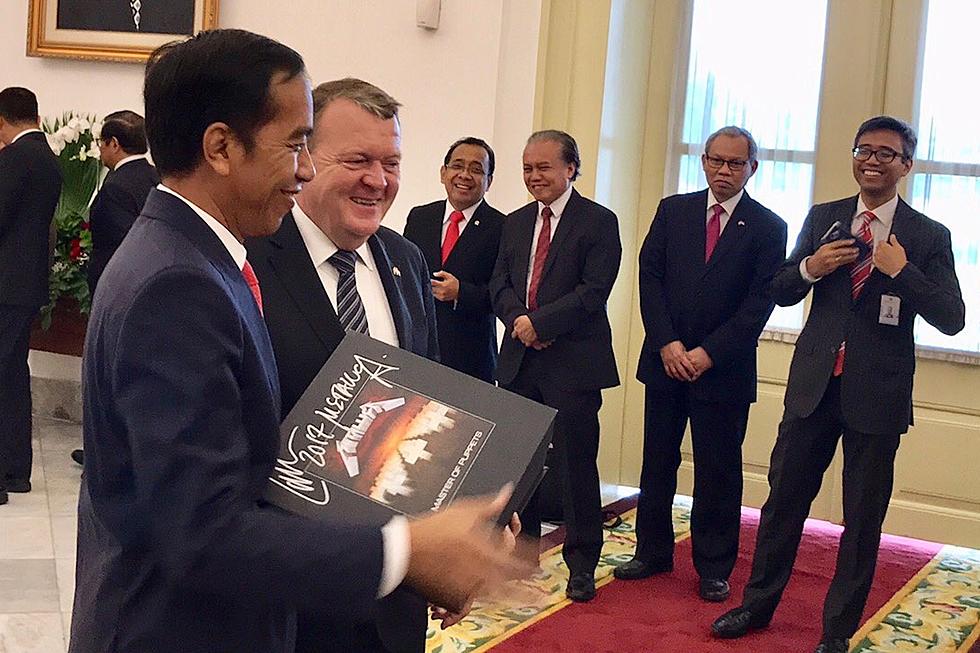 Danish PM Gives Indonesian President Autographed Metallica LP