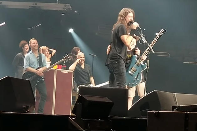 Foo Fighters Bring 10-Year-Old On Stage For Metallica Cover