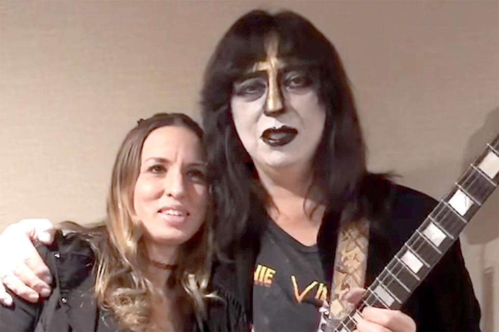 Vinnie Vincent Appears in Kiss-Like Mask