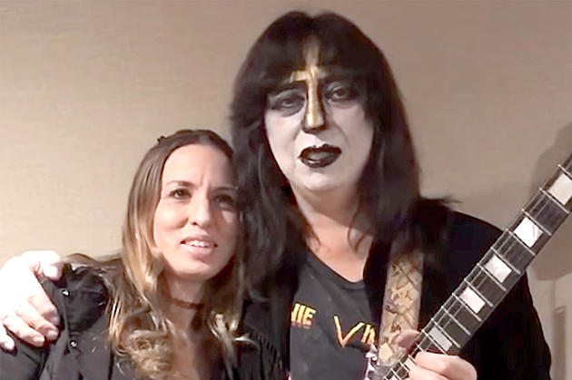 Vinnie Vincent Appears in Kiss-Like Mask