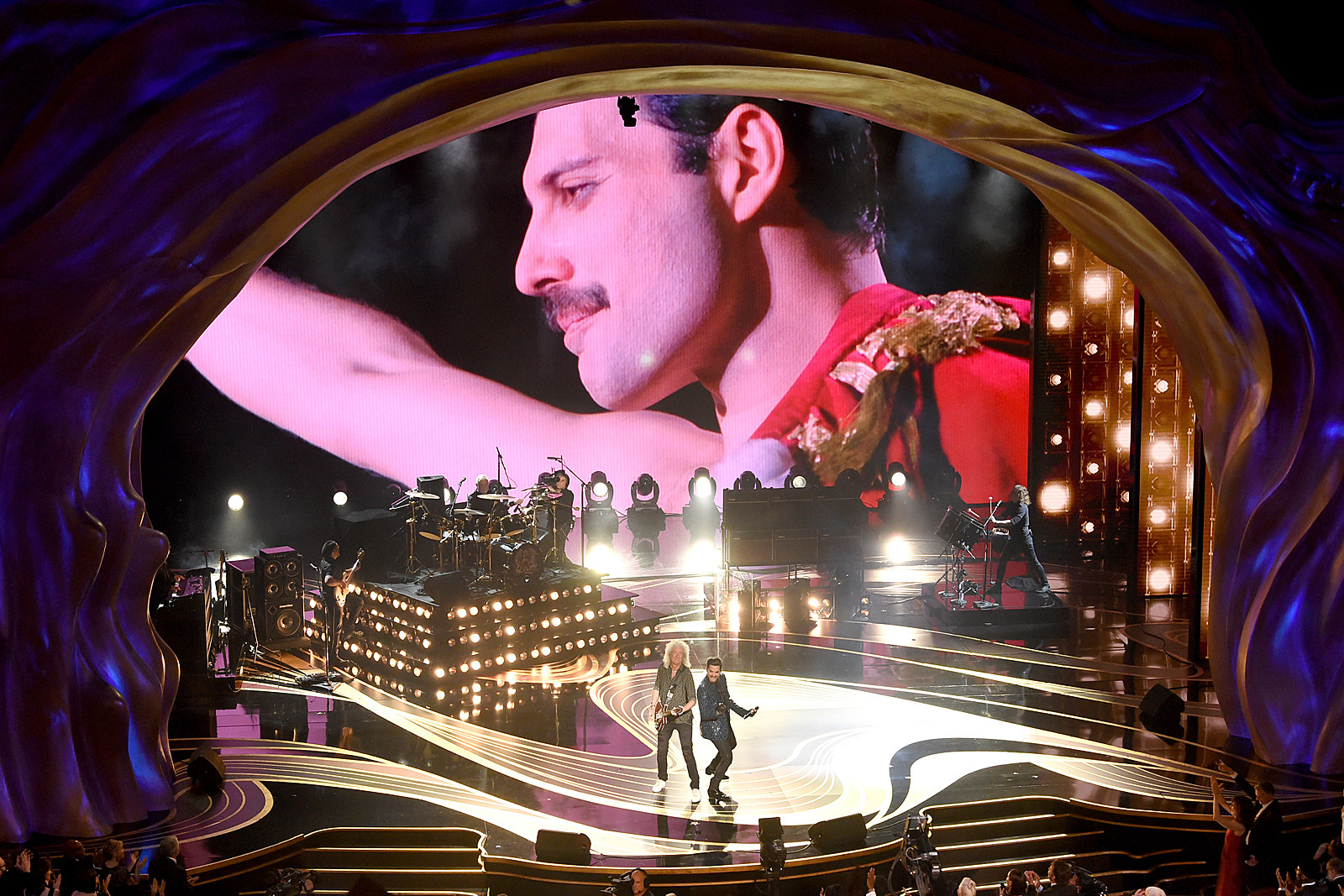 Egen influenza beviser Queen + Adam Lambert Kick Off Oscars With Live Performance