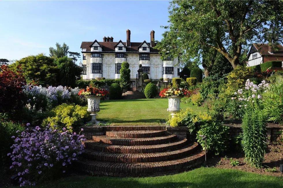 See Rod Stewart’s ‘Splendid’ British Estate, Which Just Sold for Almost $6 Million
