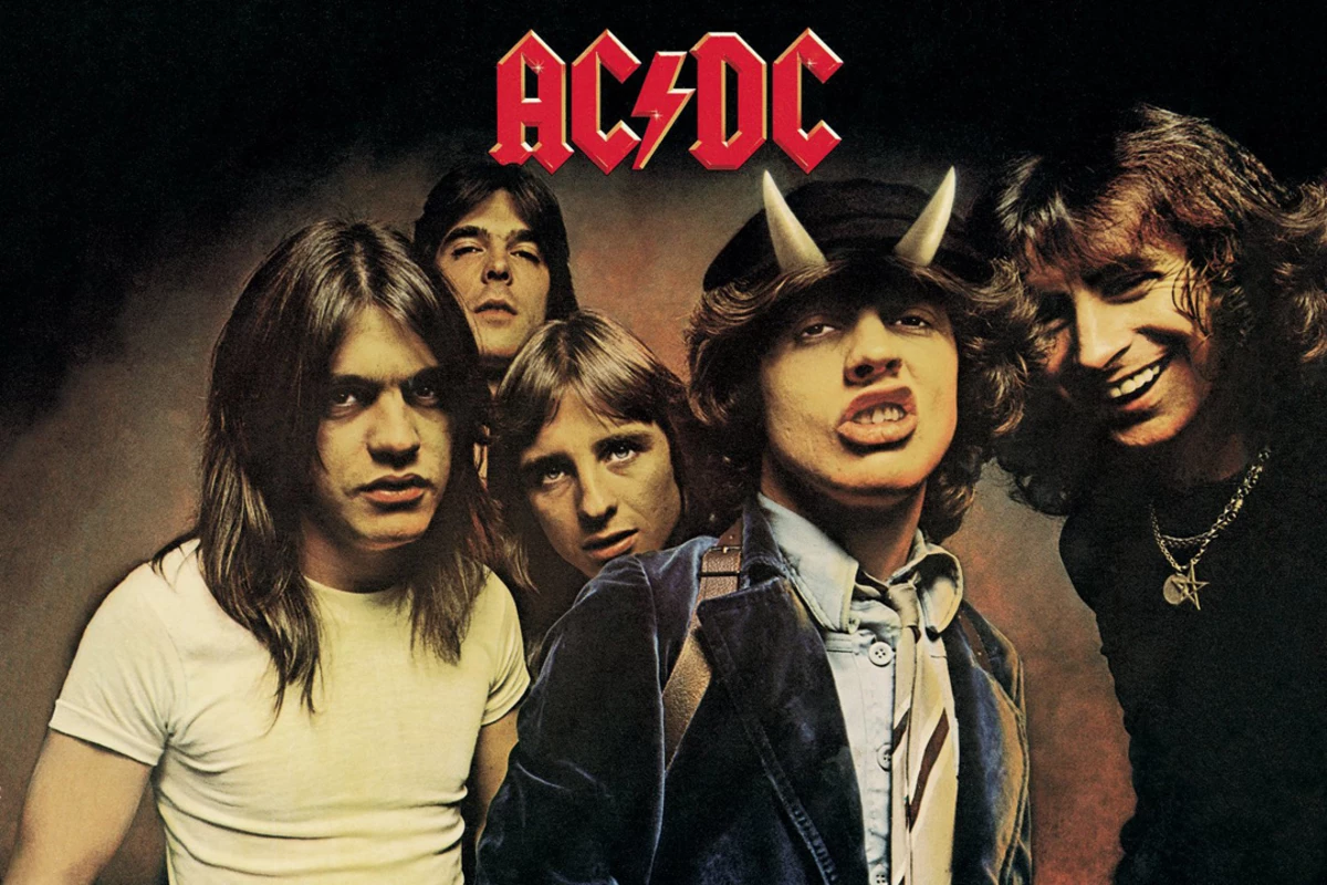 Слушать зарубежные рок группы. Солист группы ИСИ ДИСИ. Рок группа АС ДС. Группа AC/DC молодые. AC DC 1979.
