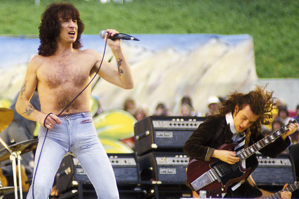 behandle insekt Kollektive 40 Years Ago: Bon Scott Begins His Final Tour With AC/DC