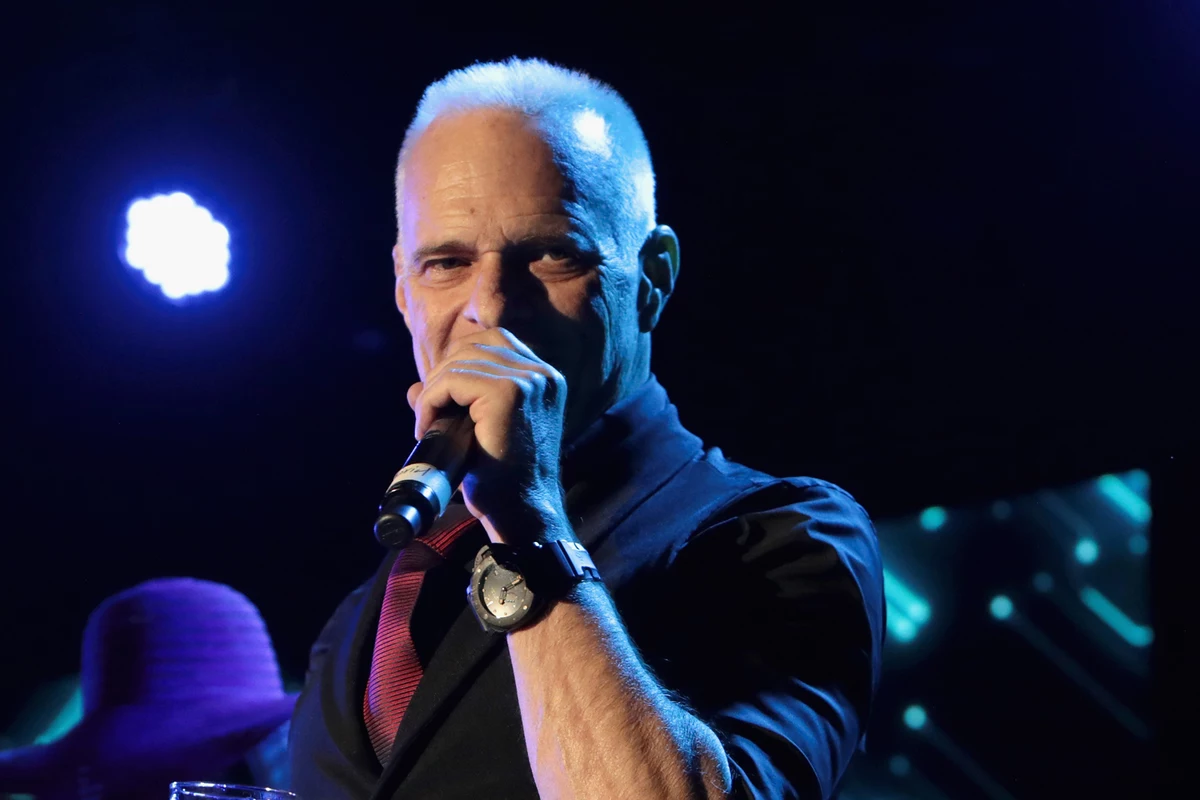 See First Footage of David Lee Roth's Twin-Guitar Las Vegas Band