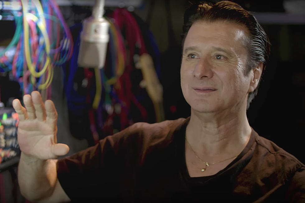 Hear Steve Perry&#8217;s Newest Christmas Song, &#8216;Silver Bells&#8217;