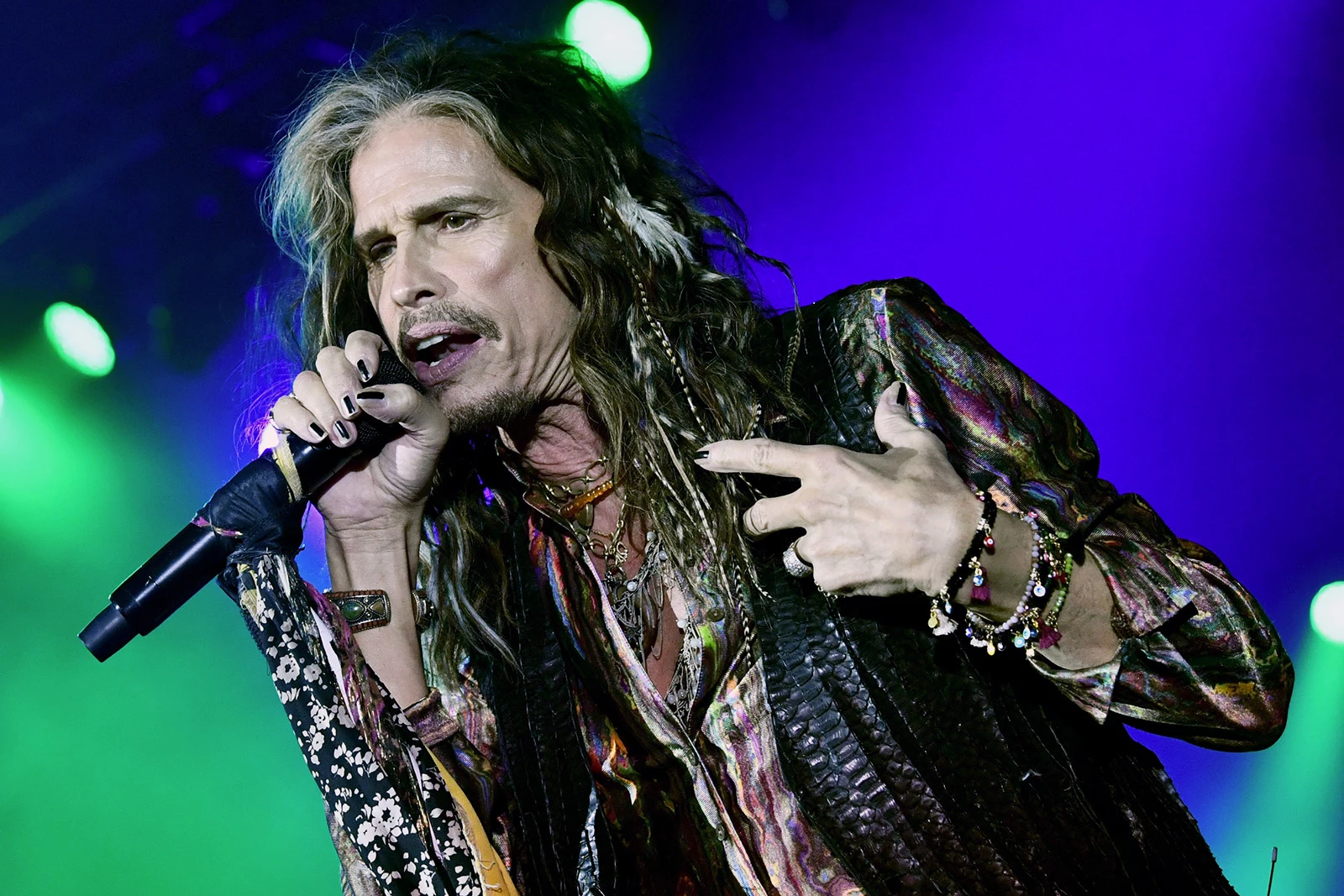 Steven Tyler Joins Street Performer for Aerosmith Number