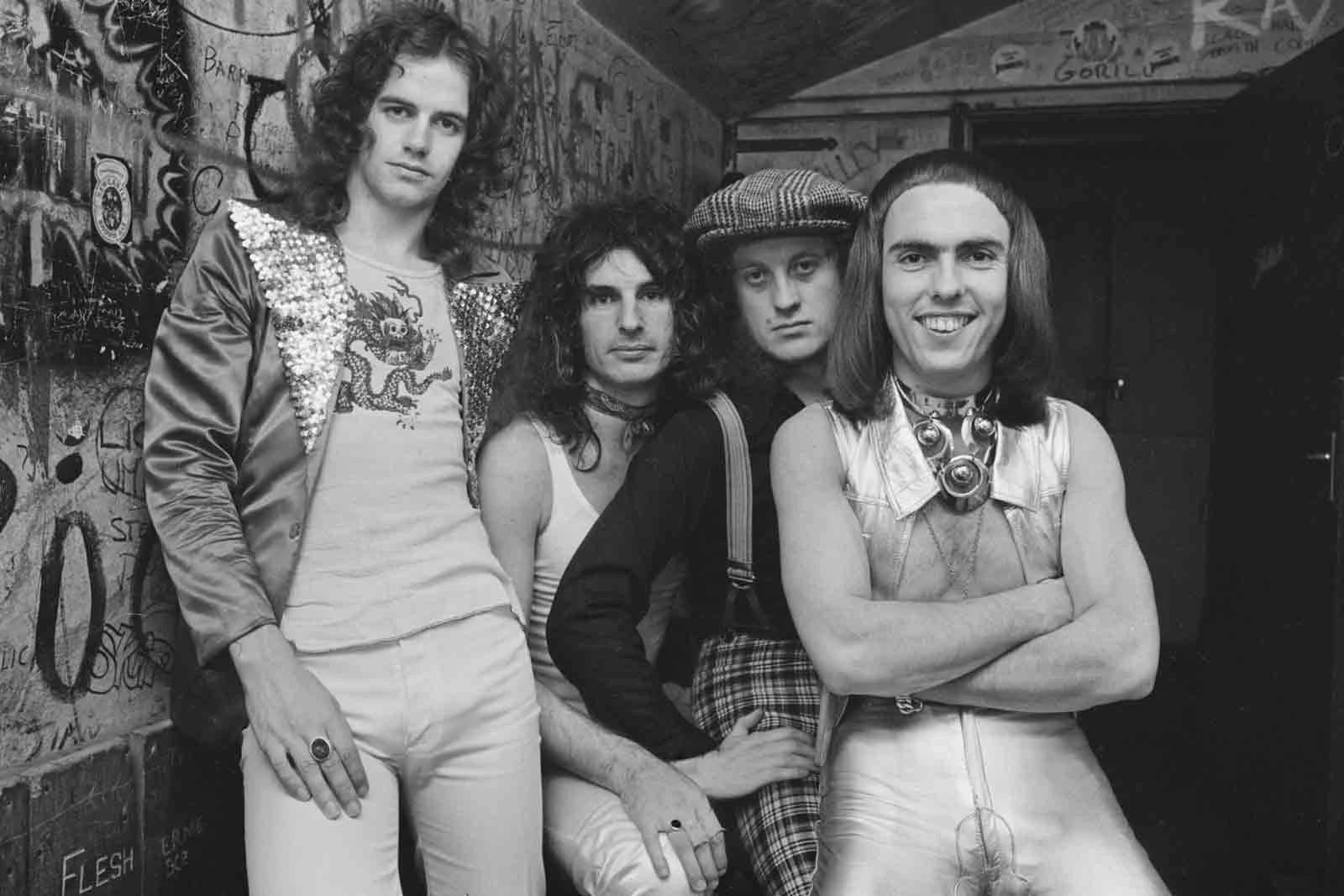 kreativ analyse Udstyre Ex-Slade Singer Noddy Holder Talks Turning Down AC/DC, Swearing at Freddie  Mercury, and 'Merry Xmas Everybody'