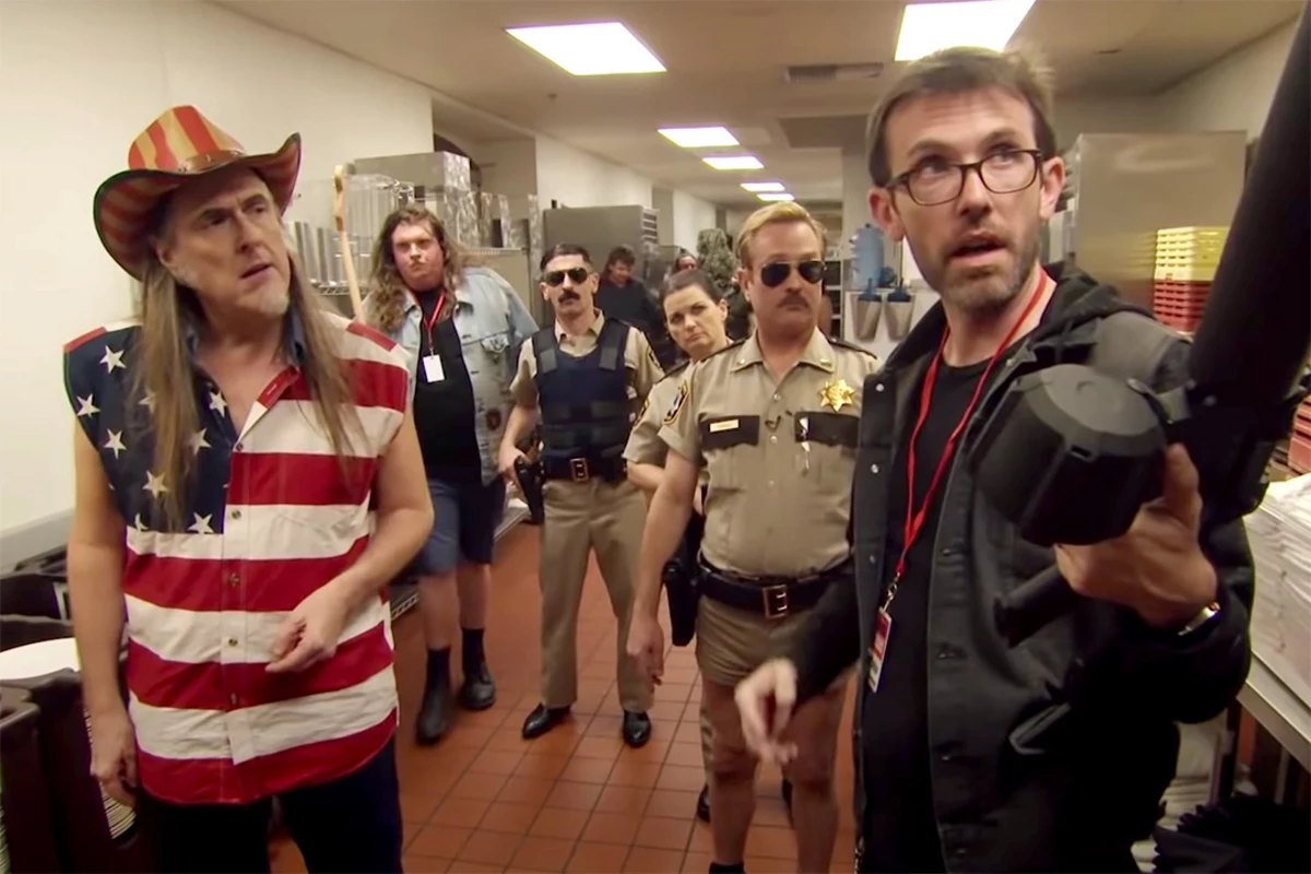 Weird Al tira sarro de Ted Nugent e suas armas em vídeo de Reno 911!
