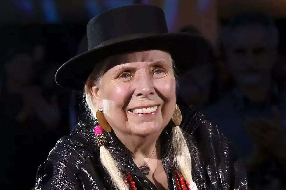 Joni Mitchell ‘Still Struggling’ to Walk