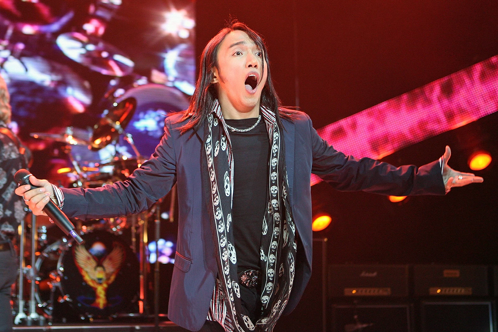 How Arnel Pineda Overcame Nerves for His First Journey Concert