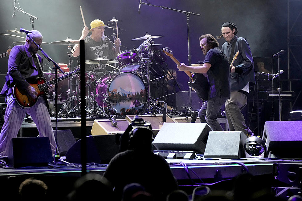 Eddie Vedder Covers R.E.M., Prince with Impromptu Band