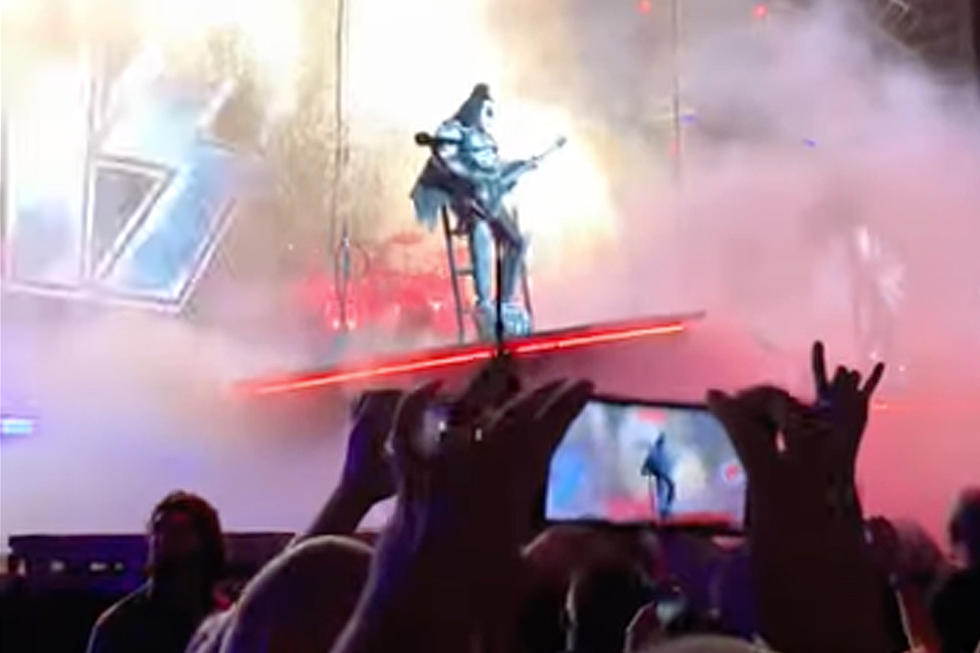 Watch Kiss&#8217; Gene Simmons Overcome &#8216;Spinal Tap&#8217; Stage Moment