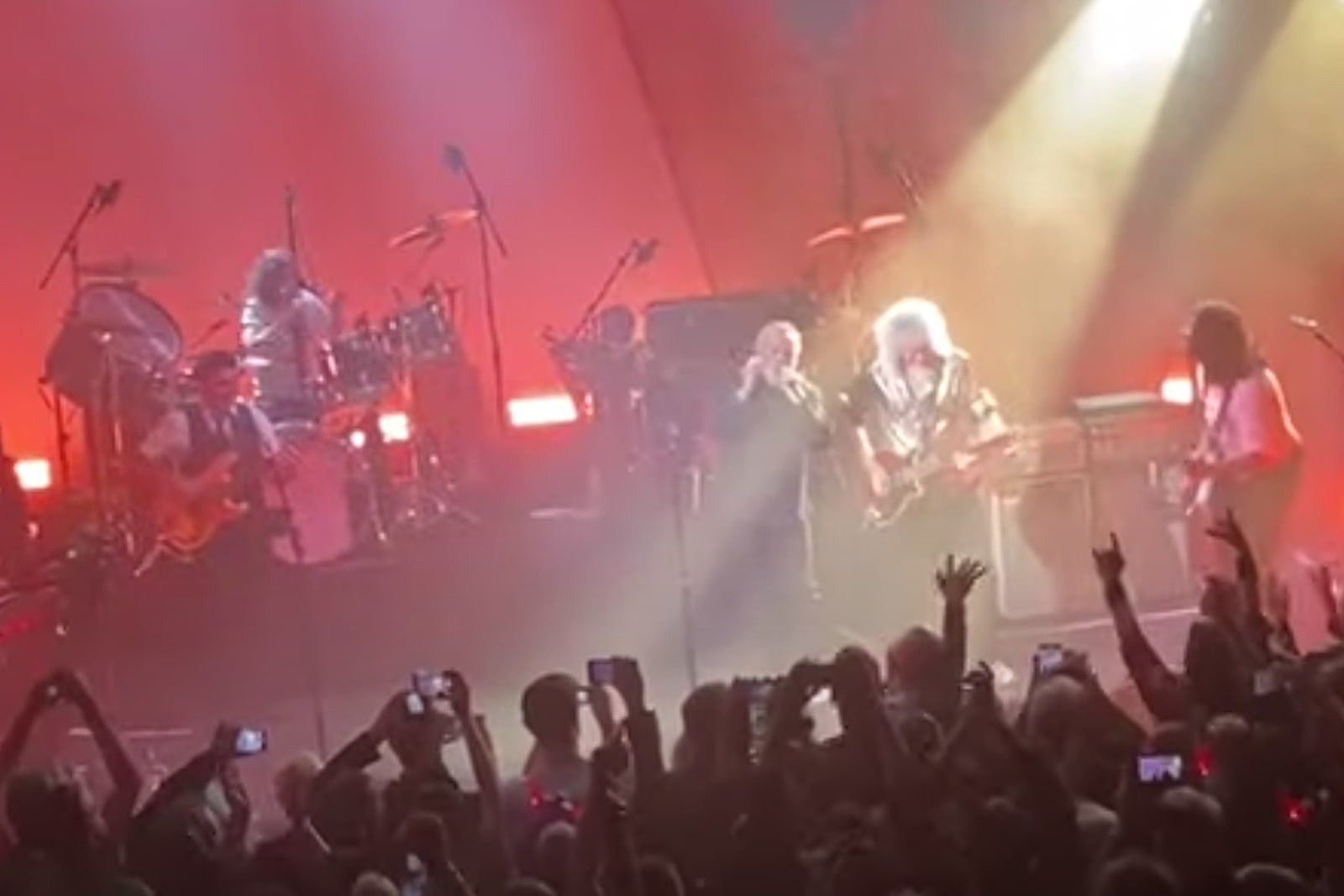 see-brian-may-make-surprise-appearance-at-roger-taylor-solo-show