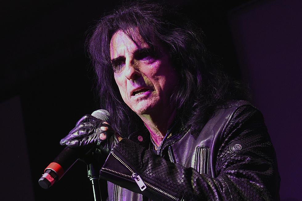 Alice Cooper Used to Cry When He Looked at Stage Costume