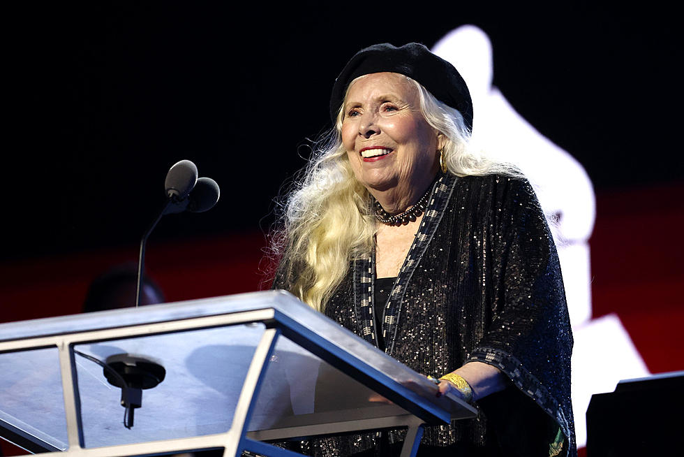 Joni Mitchell Honored at MusiCares Celebration: Photos, Video