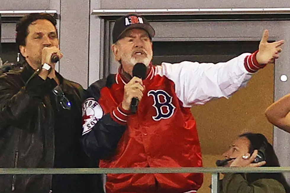 Watch Neil Diamond Sing 'Sweet Caroline' At Red Sox Game