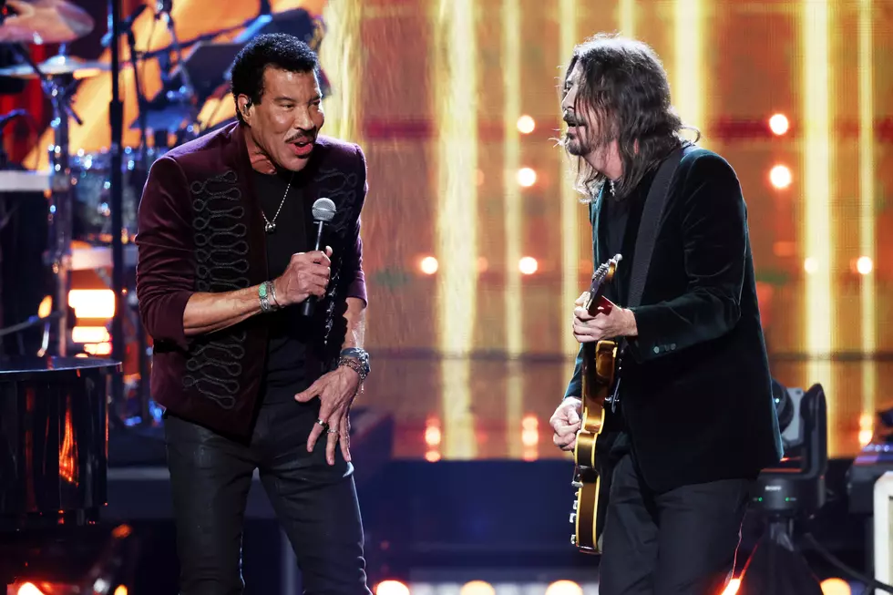 Dave Grohl Makes Surprise Rock Hall Appearance With Lionel Richie