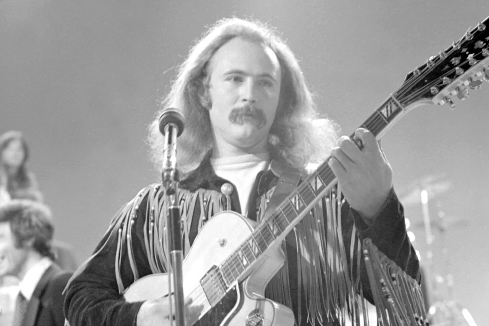 Country western performer Louie TheSinger performs at half-time as News  Photo - Getty Images