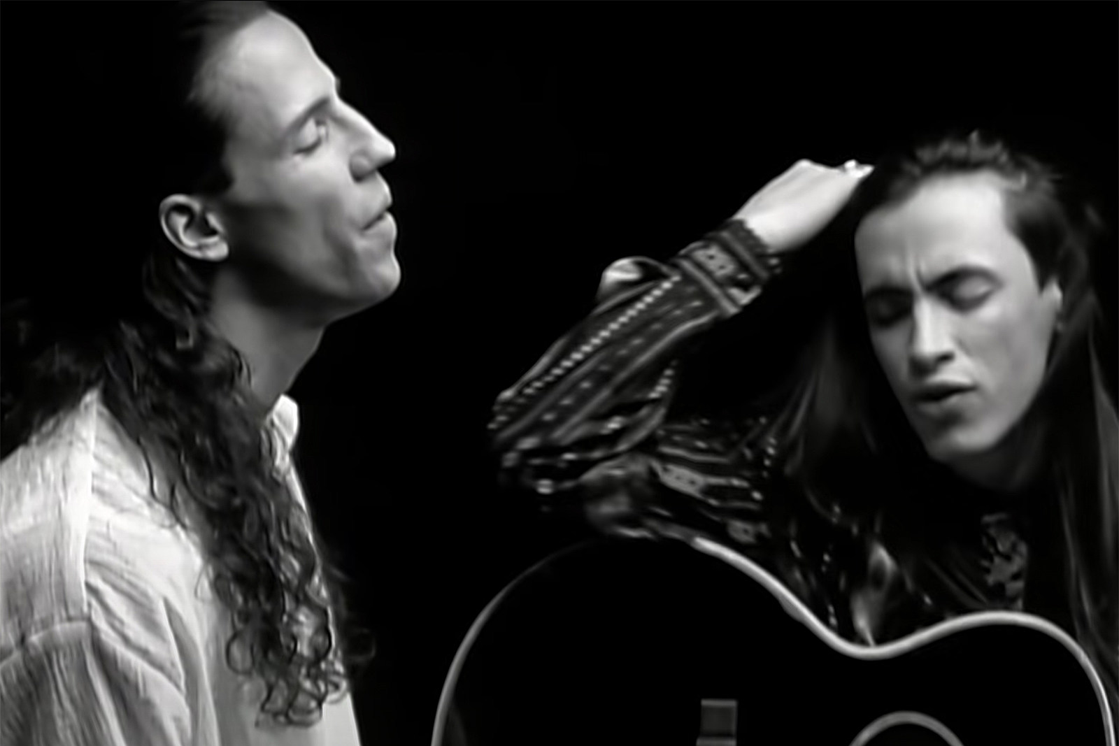 Watch Extreme's Nuno Bettencourt perform Rise guitar solo live for the  first time