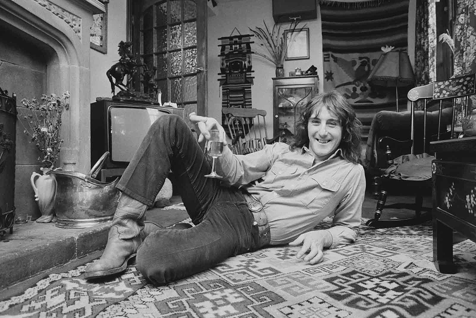 Denny Laine, Wings and Moody Blues musician, dies age 79 - BBC News