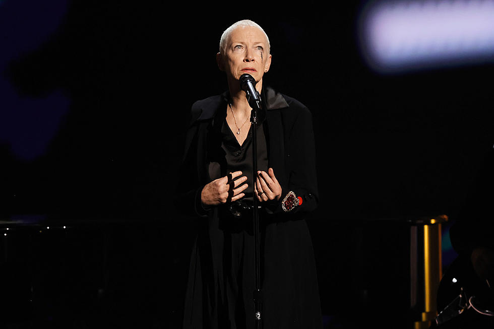Annie Lennox Pays Tribute to Sinead O&#8217;Connor at Grammys